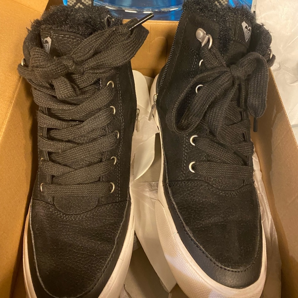 Roxy high top fur lined sneakers. Lace up and side zip. Gently worn. Size 7.5